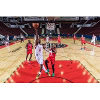 Cleveland Charge drive to the basket against Raptors 905