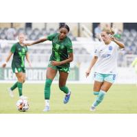 Lexington SC forward Amanda Allen (center)