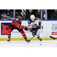 Hiroki Gojsic of the Kelowna Rockets (right)